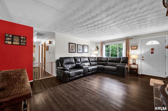 106 DUEVER Lane, East Peoria, IL 61611