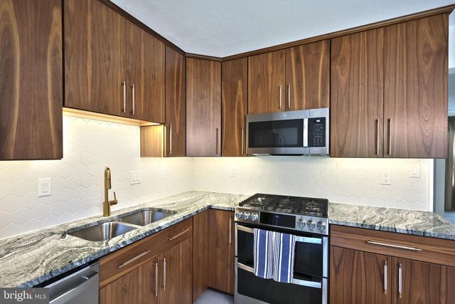 204 COUNTRY RIDGE DR, Red Lion, PA 17356