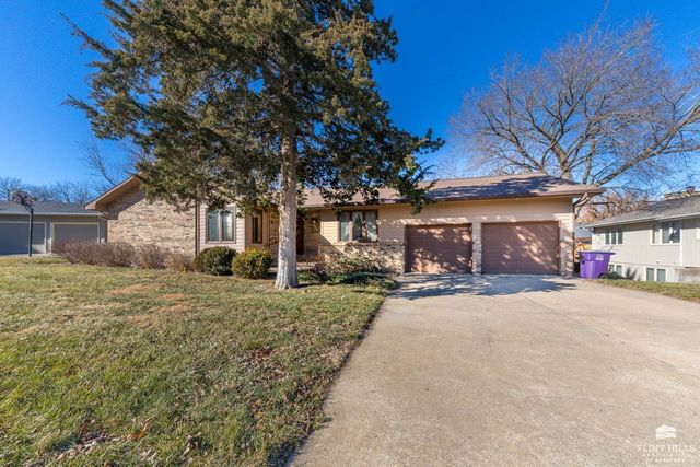 2113 Hillview Drive, Manhattan, KS 66502
