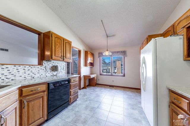 2113 Hillview Drive, Manhattan, KS 66502