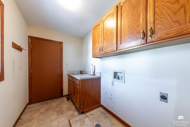 2113 Hillview Drive, Manhattan, KS 66502