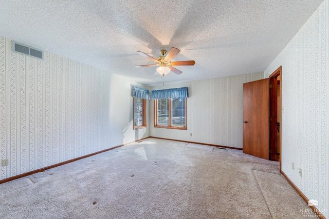 2113 Hillview Drive, Manhattan, KS 66502