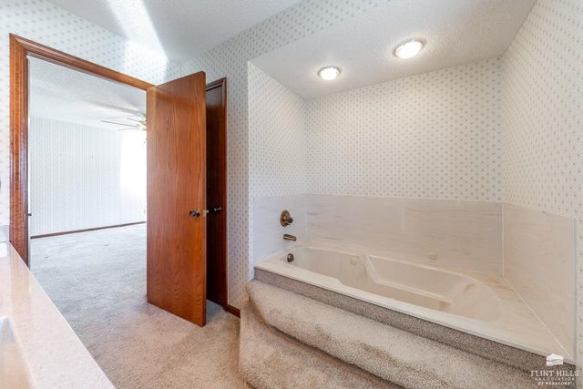 2113 Hillview Drive, Manhattan, KS 66502