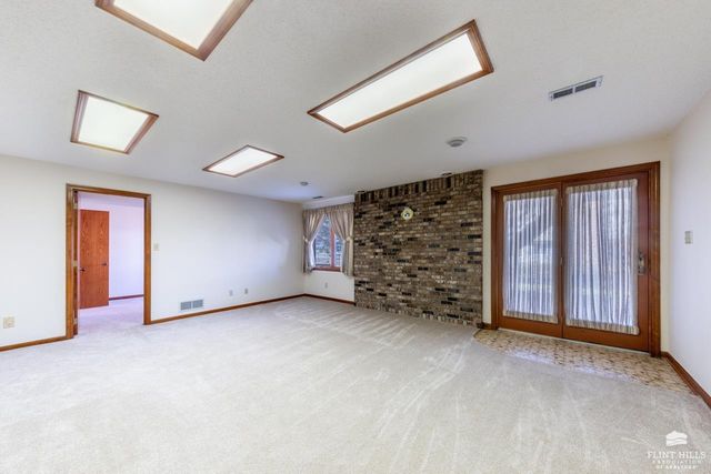 2113 Hillview Drive, Manhattan, KS 66502