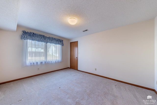 2113 Hillview Drive, Manhattan, KS 66502