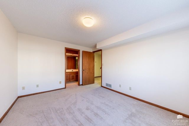 2113 Hillview Drive, Manhattan, KS 66502