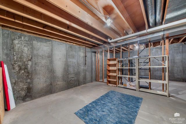 2113 Hillview Drive, Manhattan, KS 66502