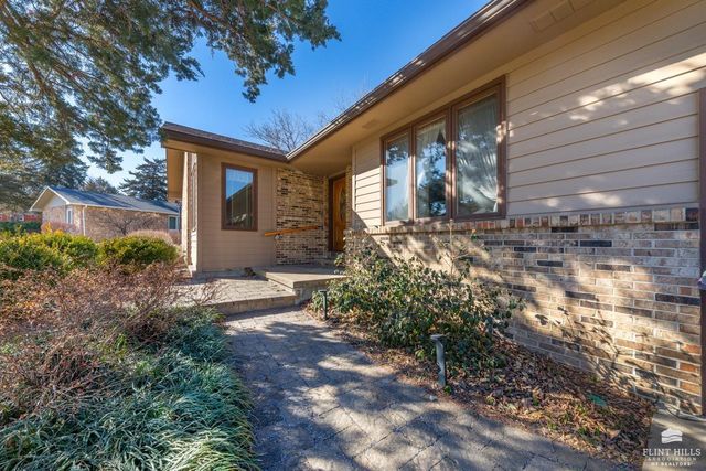 2113 Hillview Drive, Manhattan, KS 66502