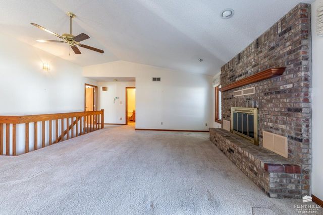 2113 Hillview Drive, Manhattan, KS 66502