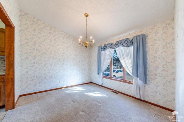 2113 Hillview Drive, Manhattan, KS 66502