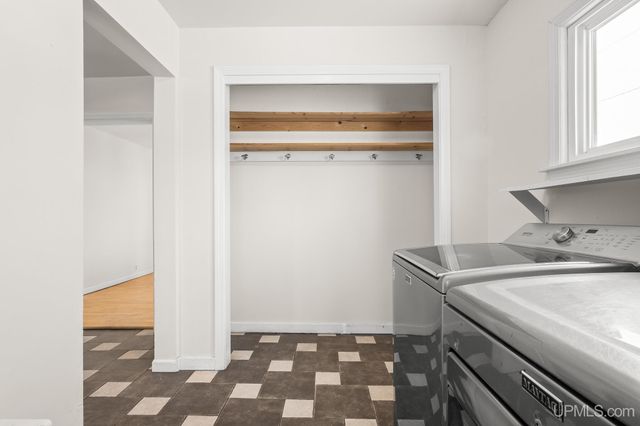 324 Michigan Avenue, Gladstone, MI 49837