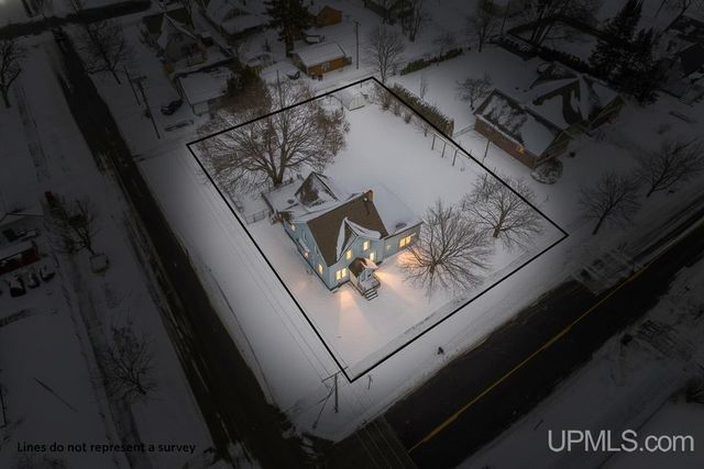 324 Michigan Avenue, Gladstone, MI 49837