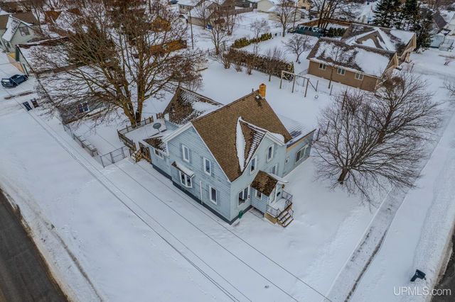 324 Michigan Avenue, Gladstone, MI 49837