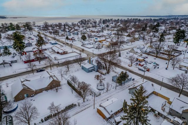 324 Michigan Avenue, Gladstone, MI 49837