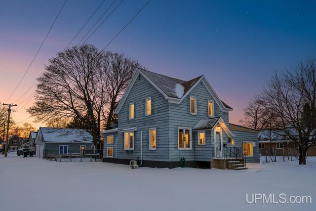 324 Michigan Avenue, Gladstone, MI 49837