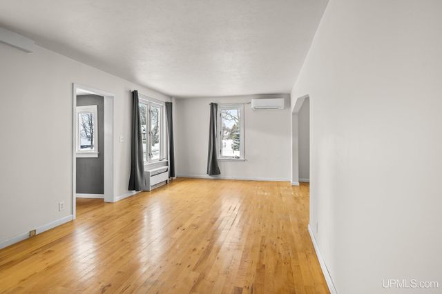 324 Michigan Avenue, Gladstone, MI 49837