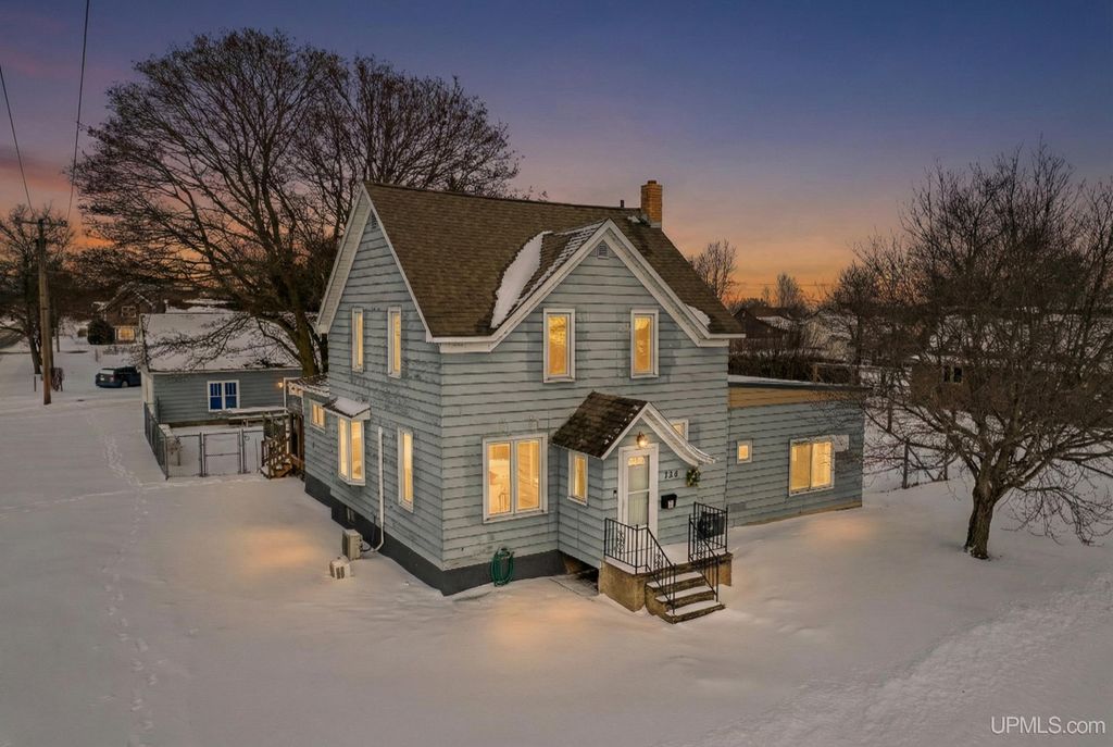 324 Michigan Avenue, Gladstone, MI 49837