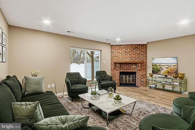 2 VALLEY CROSSING CIR, Cockeysville, MD 21030