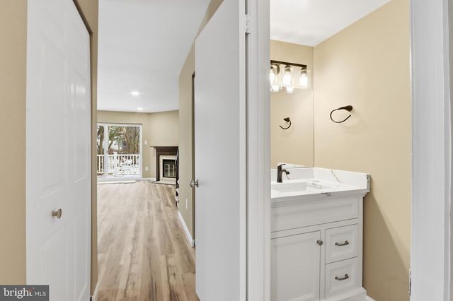 2 VALLEY CROSSING CIR, Cockeysville, MD 21030