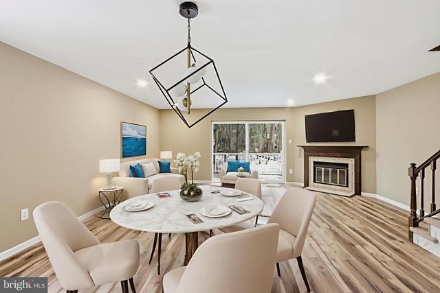 2 VALLEY CROSSING CIR, Cockeysville, MD 21030