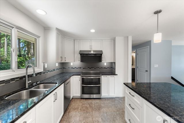 15811 205th Avenue SE, Renton, WA 98059