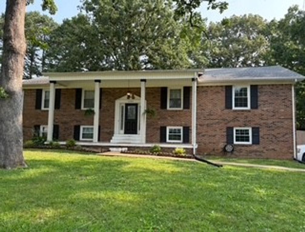 1704 Deer Hollow Dr, W, Lawrenceburg, TN 38464