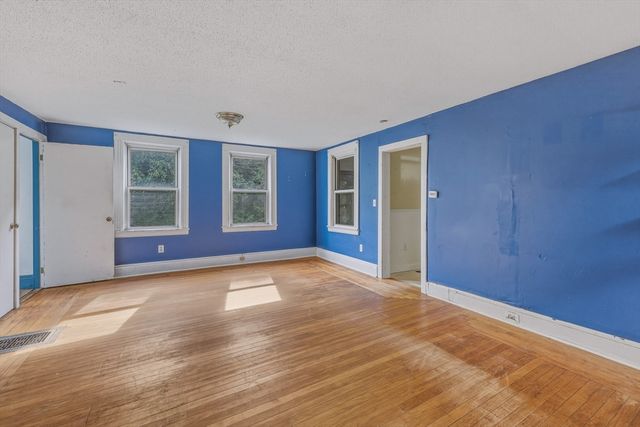 11 School St, Sunderland, MA 01375
