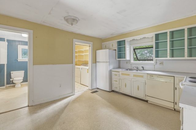 11 School St, Sunderland, MA 01375