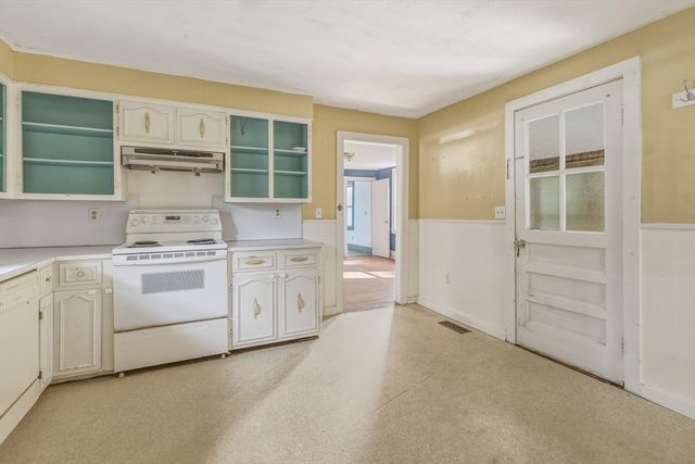 11 School St, Sunderland, MA 01375