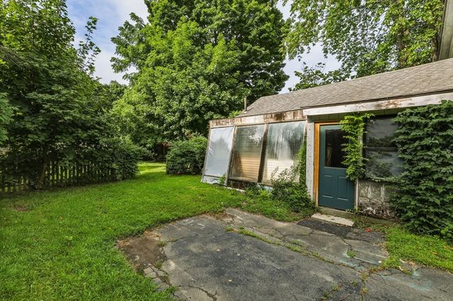 11 School St, Sunderland, MA 01375