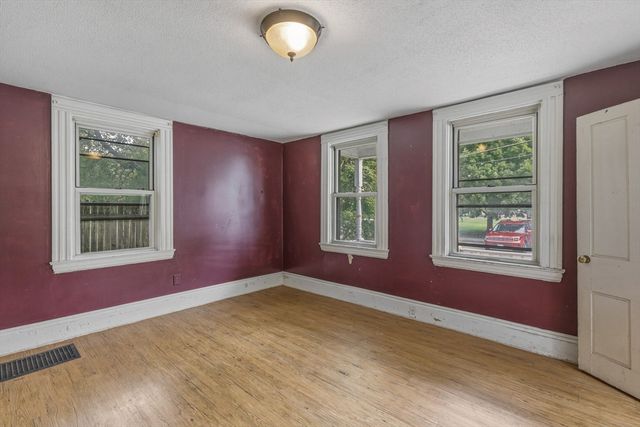 11 School St, Sunderland, MA 01375