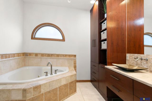 3820 Petersburg Court, Lincoln, NE 68516