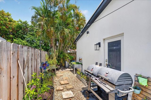 1131 N 75th Avenue, Hollywood, FL 33024