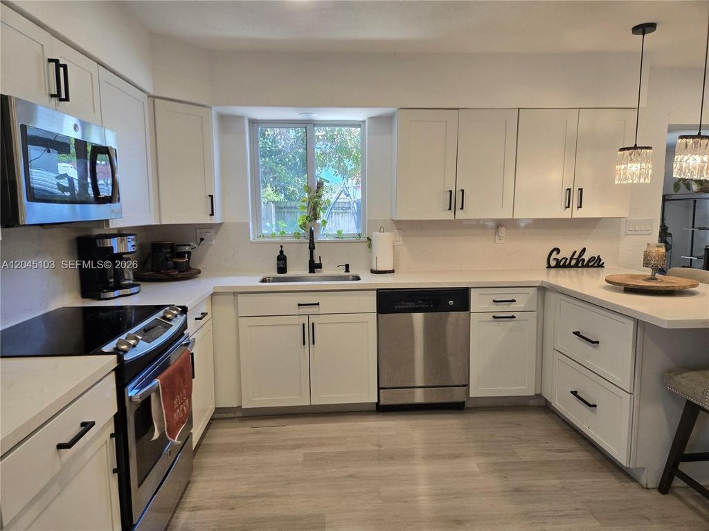 1131 N 75th Avenue, Hollywood, FL 33024