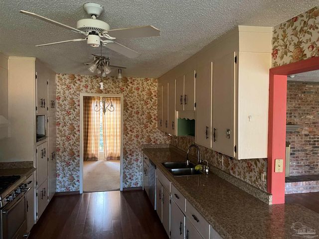 5700 Adelyn Rd, Pensacola, FL 32504