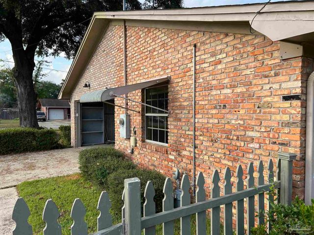 5700 Adelyn Rd, Pensacola, FL 32504