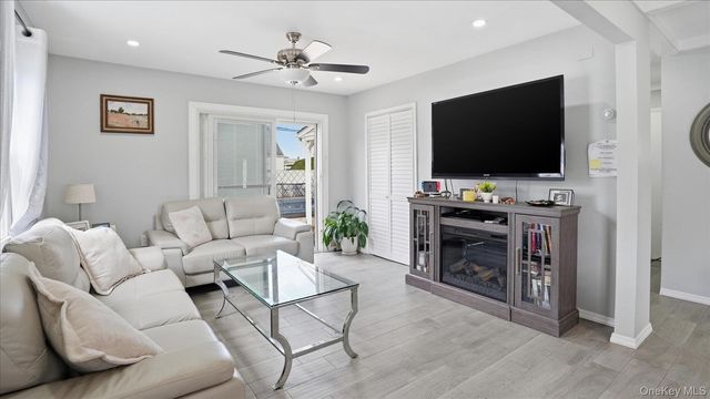 13 Peachtree Lane, Levittown, NY 11756