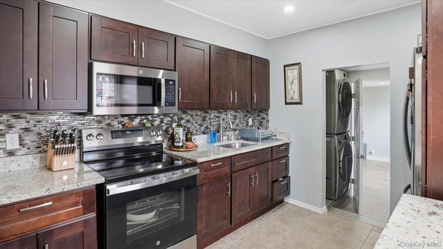 13 Peachtree Lane, Levittown, NY 11756