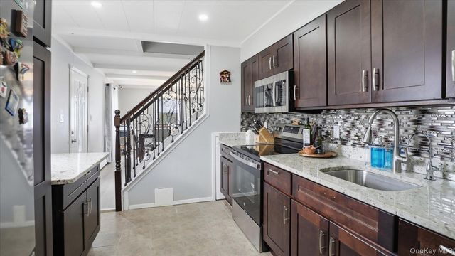 13 Peachtree Lane, Levittown, NY 11756