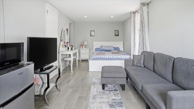 13 Peachtree Lane, Levittown, NY 11756