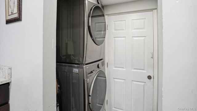 13 Peachtree Lane, Levittown, NY 11756