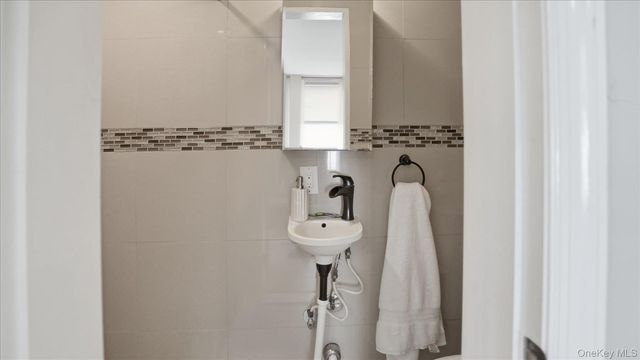 13 Peachtree Lane, Levittown, NY 11756