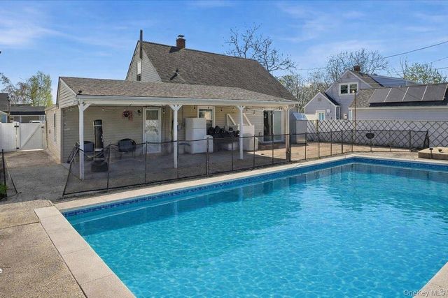 13 Peachtree Lane, Levittown, NY 11756