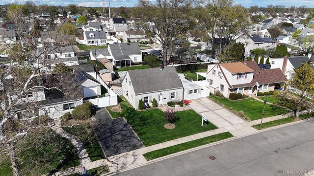 13 Peachtree Lane, Levittown, NY 11756