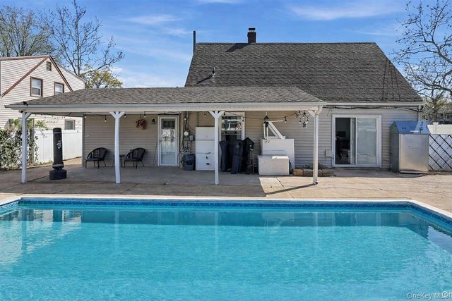 13 Peachtree Lane, Levittown, NY 11756