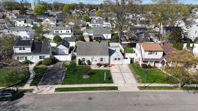 13 Peachtree Lane, Levittown, NY 11756