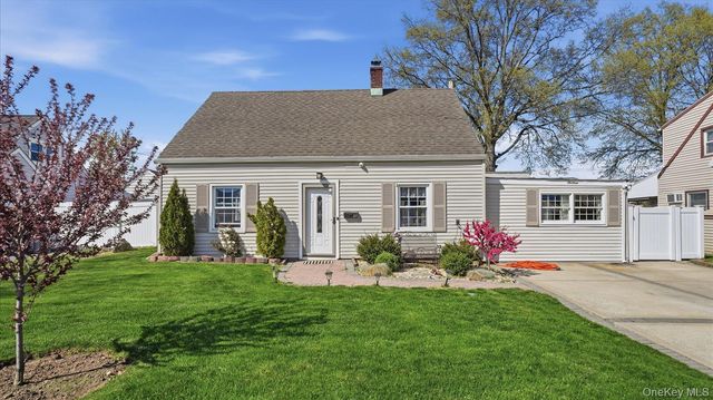 13 Peachtree Lane, Levittown, NY 11756