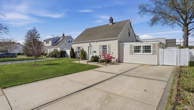 13 Peachtree Lane, Levittown, NY 11756