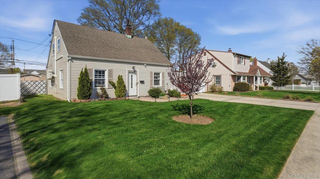 13 Peachtree Lane, Levittown, NY 11756