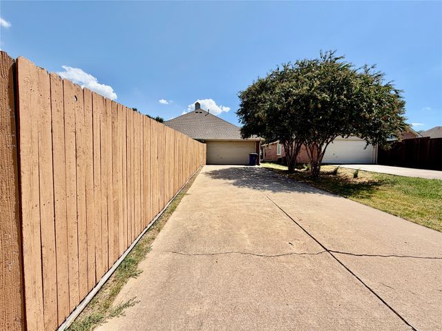1632 Castle Pines Drive, Frisco, TX 75036